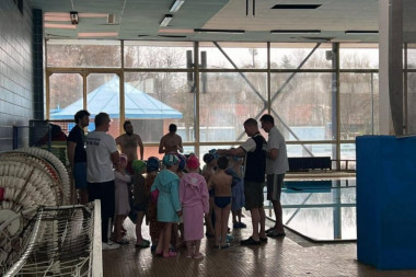 Počela besplatna obuka plivanja za voždovačke predškolce