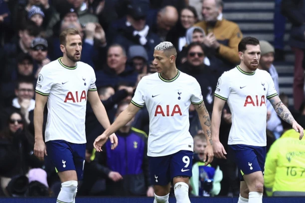 SVESNI DA SU OBRUKALI KLUB: Fudbaleri Totenhema skupljaju pare za navijače posle BLAMAŽE veka!