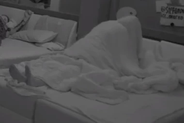 SANJA GA LOMI, A ON NI NA MRDNE! Grujićeva JAHALA Marka, on pokazao da je najbolji u pozi UMORNI KOSAČ! (VIDEO)