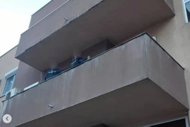 KRVNIČKI TUKAO ŽENU ŠIPKOM I GOLU JE IZVODIO NA TERASU! Detalji brutalnog nasilja na Mirijevu: Batinaš nije hteo da otvori vrata policiji!