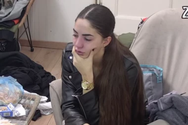 KUKA NA SAV GLAS! Anđelini jecaji odzvanjaju imanjem, plače i UDARA SE PO GLAVI! (VIDEO)