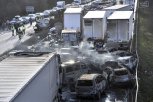 PRVA ŽRTVA JEZIVOG LANČANOG SUDARA U MAĐARSKOJ: Pronađeno telo ispod jednog od izgorelih automobila, u udesu učestvovala 43 vozila (FOTO)