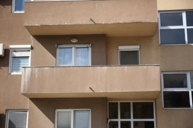 ČULA SAM JE DA VIČE "NEMOJ"! Komšije o brutalnom nasilju na Mirijevu: I ranije sam je videla sa plavim okom, ali je policija vodila drugog muškarca! (FOTO)