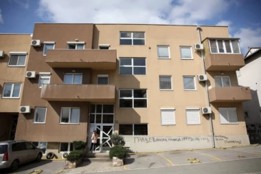 ON JE PRETUKAO GOLU DEVOJKU NA TERASI: Prvo joj poklanjao skupe poklone, pa je unakazio!