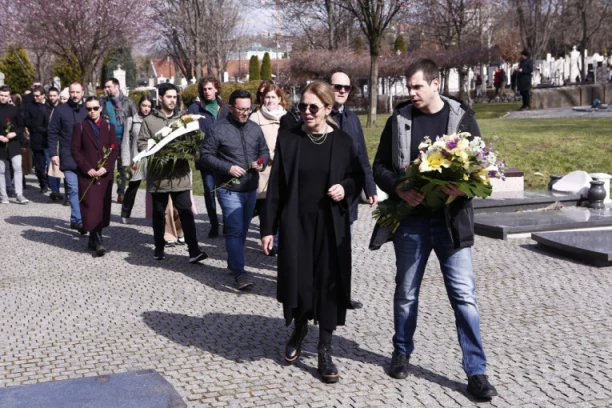 LUKA ĐINĐIĆ NOSIO CVEĆE, ĆERKA JOVANA SE NIJE POJAVILA: Porodica ubijenog premijera položila venac na grob (FOTO)