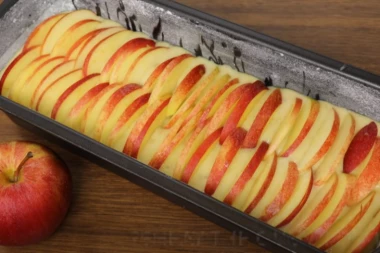 SPOLJA HRSKAV, A IZNUTRA MEKAN: Kolač sa jabukama i orasima