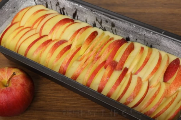 SPOLJA HRSKAV, A IZNUTRA MEKAN: Kolač sa jabukama i orasima