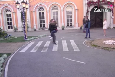 MATORA SKOČILA NA ZVEZDANA I IZLJUBILA GA PO CELOM LICU! Stegla ga čvrsto i ne pušta! Anđela će doživeti NERVNI SLOM! (VIDEO)