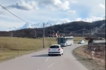 NEVEROVATAN SNIMAK DIVLJAČKE VOŽNJE: Bahati vozač prelazio u suprotnu traku, za dlaku izbegao direktan sudar sa autobusom! (VIDEO)