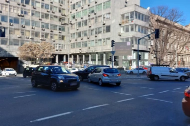 SUDAR U CENTRU BEOGRADA! Saobraćaj otežan, dva vozila preprečila ulaz u Terazijski tunel! (FOTO)