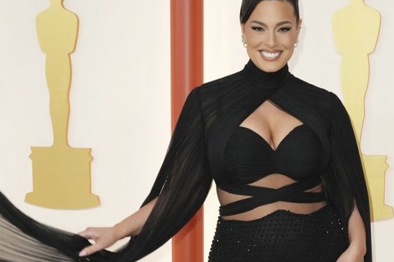 Ešli pozira nasmejana