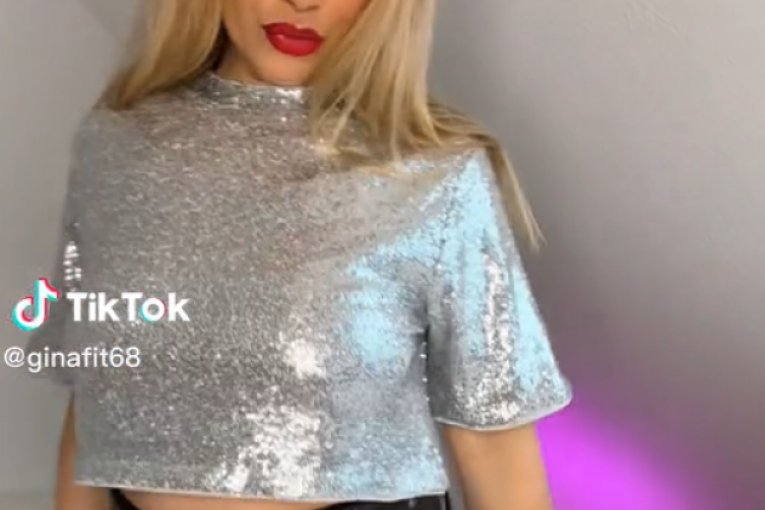 Džina se snima za TikTok u kožnom stajlingu
