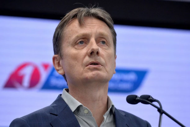 VLADAJUĆA PARTIJA DOBILA POJAČANJE: Bolja Srbija kolektivno prešla u SNS!