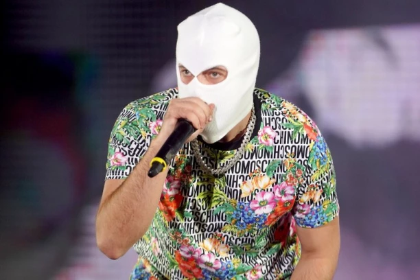 DEVITO ZAVRŠIO NA INFUZIJI: Zbog bolesti morao da otkaže sve nastupe, fanovi preplašeni! (FOTO)