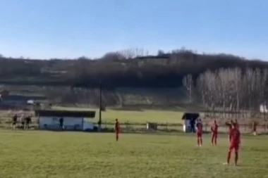 "MALI" FUDBALSKI TERENI DONOSE VELIKE PRIČE: Meč u Šavranima obeležio nesvakidašnji događaj - evo šta se dogodilo! (VIDEO)