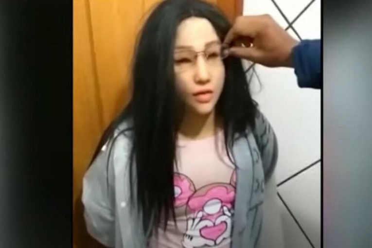 NAJBIZARNIJI POKUŠAJ BEKSTVA IZ ZATVORA: Čuvari zaustavili tinejdžerku nakon posete, ali kad su joj skinuli masku - OSTALI BEZ KOMENTARA (VIDEO)