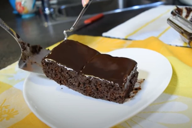 ČOKOLADNI BRAUNI SA BOROVNICAMA: Brzo, jednostavno i bez korišćenja miksera – Kolač na čaše