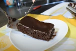 ČOKOLADNI BRAUNI SA BOROVNICAMA: Brzo, jednostavno i bez korišćenja miksera – Kolač na čaše