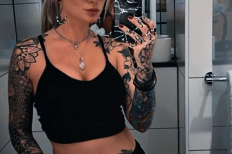 Brajdi u kupatilu slika se u ogledalu