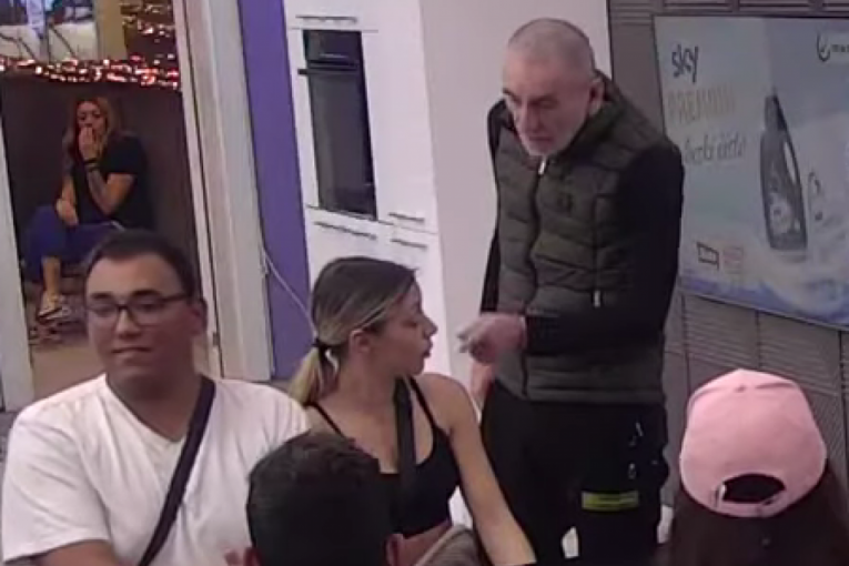 Lepi Mića uhvatio Miljanu Popović za glavu i pljunuo je u lice Zadruga 6 svađa