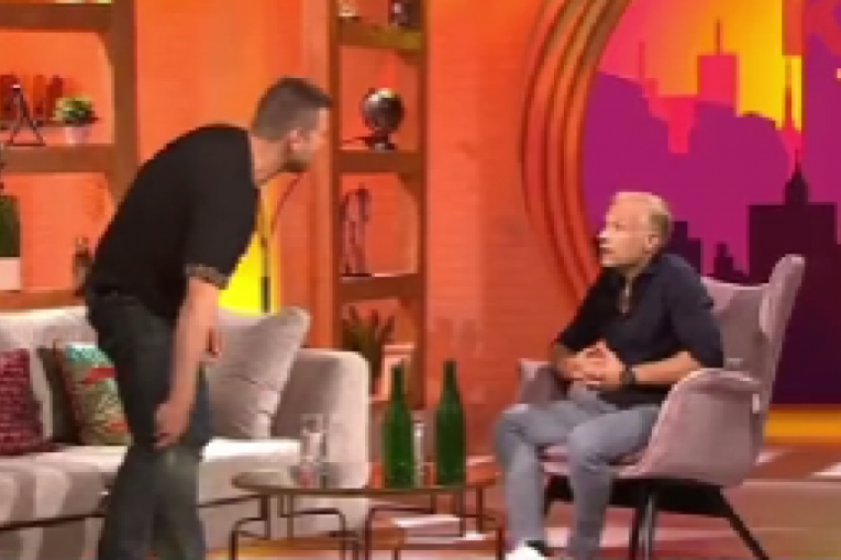 Uroš Ćertić nasrnuo u emisiji na Milana Kalinića sa polomljenom flašom