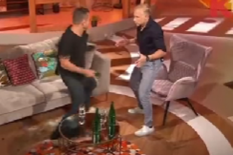 Uroš Ćertić nasrnuo u emisiji na Milana Kalinića sa polomljenom flašom