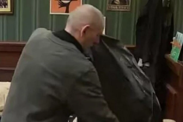 LEPI MIĆA BEŽI IZ ZADRUGE NAKON SKANDALA: Pevač divljački pljunuo Miljanu, a sad luduje po imanju, zahteva da mu OTVORE KAPIJU! (VIDEO)