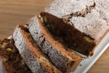 BANANE SA MALO ORAHA: Ovaj recept je zaludeo svet - Sve pomešate i izlijete u pleh