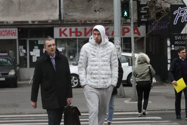 STIGAO U POLICIJU: Filip Petrušev u pratnji advokata došao da da izjavu povodom NAPADA Matijasa Lesora! (VIDEO)