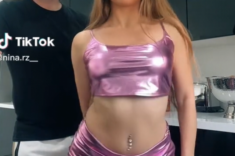 Nina pleše pred tatom u roze kompletu