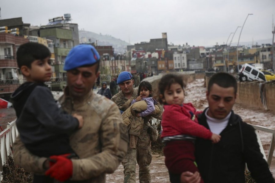Ljudi sa decom zaglavljeni u poplavama