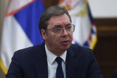 PRIMER KAKO SE LJUBI ZASTAVA I VOLI OTADŽBINA! Vučić čestitao Dan Ratnog vazduhoplovstva i protivvazduhoplovne odbrane!
