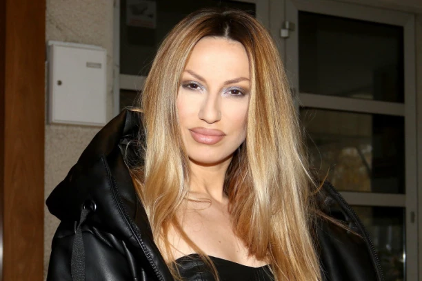 NE ŽELI DA LIČI NA SVOJE KOLEGINICE: Rada Manojlović odbrusila tviterašima, odlučila da kontrira svima!