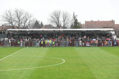 BIZARNA SITUACIJA: Nezvani gost ULETEO na teren i prekinuo meč u Sremskoj Mitrovici! (VIDEO)