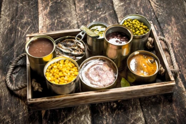 Ženu je ubila KONZERVA hrane koju svaka prodavnica ima! Iznenada joj pozlilo i jedino što je uspela jeste da stigne do prijema u bolnicu! NIJE JOJ BILO SPASA!