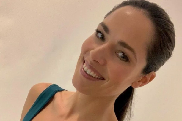 "SREĆNA MAMA, SREĆNA BEBA" Ana Ivanović broji sitno do POROĐAJA, svi ubeđeni da posle dva sina nosi DEVOJČICU! (FOTO)