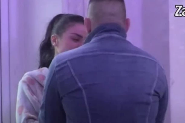 DRAMA! Zadrugarka saznala istinu o porodici u rijalitiju, pa briznula u plač, totalno se slomila! (VIDEO)