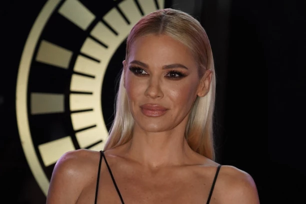 SLAVLJE U DOMU NATAŠE BEKVALAC! Pevačica rastopila srca emotivnom porukom: I da nisi moj KRV, ja bih te odabrala! (FOTO)