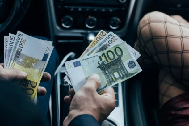 SRPKINJA (23) ORGANIZOVALA PROSTITUCIJU U HRVATSKOJ! Nudila usluge stranih državljanki, u sve umešan i Hrvat (19)!