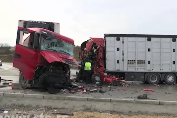 GLEDAM KAKO ČOVEK UMIRE I MOLI ME ZA POMOĆ! Očevidac stravičnog sudara kod Resnika opisao strahotu koju je video: Još mi nije dobro!