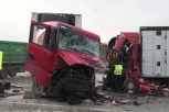STRAVIČNE SCENE NA MESTU NESREĆE! Kabine kamiona zdrobljene, postoji opasnost od izlivanja opasnih materija! (FOTO)