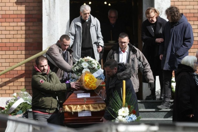 SAHRANA DRAGOSLAVA MIHAILOVIĆA: Ćerka slomljena bolom ispratila oca na večni počinak, potresne scene na Novom groblju! (VIDEO)