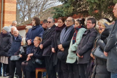 KAD SU JE UGLEDALI SVI SU ZANEMELI: Na sahrani Dragoslava Mihailovića se pojavila i ona, posle njenih reči svi su plakali!