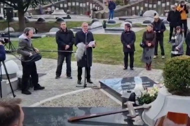 POTRESAN GOVOR DUŠANA KOVAČEVIĆA NA SAHRANI DRAGOSLAVA MIHAILOVIĆA: "Danas se opraštamo od prijatelja, ali će živeti kroz njegove likove" (VIDEO)