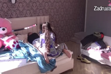 ANĐELA SE ZAIGRALA SA ZVEZDANOVIM NOGAMA: Pružila mu MASAŽU ZA PAMĆENJE, a onda se popela na njegova leđa! (VIDEO)