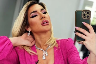 JOVANA JEREMIĆ DOBILA NA POKLON GAĆE OD 300 EVRA: Didi Džej uživo u emisiji šokirala voditeljku kad ih je izvadila na sto!