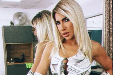 JOVANA JEREMIĆ VIŠE NE IZGLEDA OVAKO: Svi je znate kao fatalnu plavušu, a voditeljka je sada napravila neviđenu transformaciju! (FOTO)