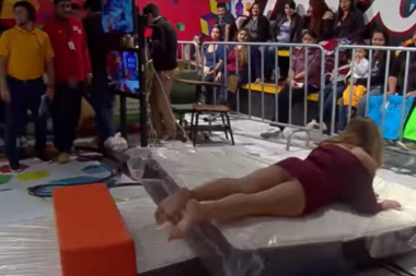 ŠOK U PROGRAMU UŽIVO! VODITELJKA ZABORAVILA DA NEMA DONJI VEŠ: Sevnulo MEĐUNOŽJE, sve se VIDELO (VIDEO)