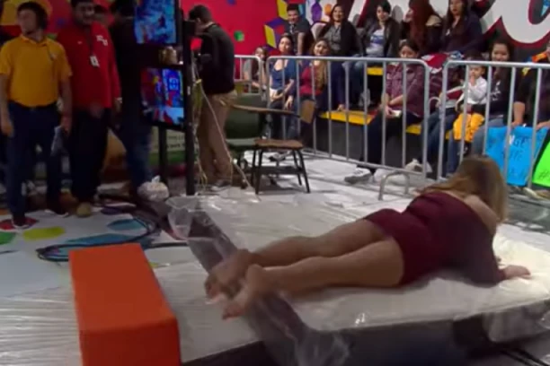 ŠOK U PROGRAMU UŽIVO! VODITELJKA ZABORAVILA DA NEMA DONJI VEŠ: Sevnulo MEĐUNOŽJE, sve se VIDELO (VIDEO)