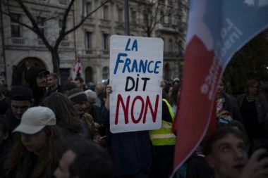 U FRANCUSKOJ SE HAOS NE STIŠAVA: Bukte novi protesti, policija upotrebila suzavac